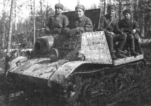 Советские артиллеристы на тягаче Комсомолец С наступлением распутицы перед - фото 70