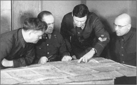 В штабе Западного фронта в конце 1941 г Слева направо НА Булганин ГК - фото 2