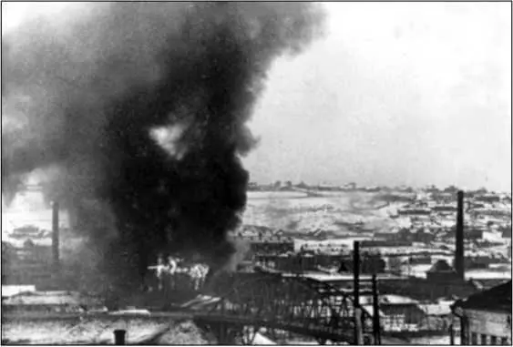 28111941 г Вид с восточного берега канала на Яхрому Горит фабрика - фото 53