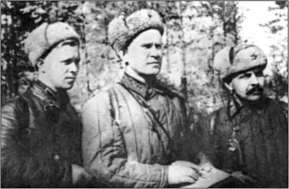 Командир 400го ап 133й сд БН Абузин в центре Фото сделано в 1942 г - фото 102