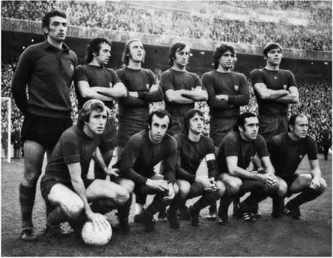 Барселона в сезоне197475 Стоят слева направо Садурни Костас Неескенс - фото 185