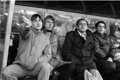 1980 год Только что Круифф спустился с трибуны и уселся рядом с главным - фото 195