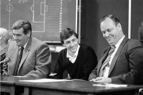 1981 Круифф возвращается в Аякс первая попытка Слева президент Хармсен - фото 196