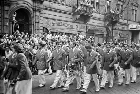 7 августа 1952 года Будапешт приветствует олимпийских чемпионов Тут надо - фото 41