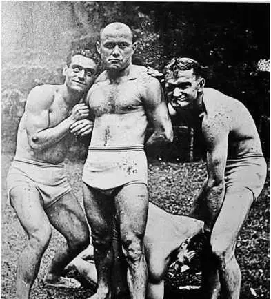 Когда вся дурь наружу 1947 год Стоят слева направо Рудольф Патколо Бела - фото 98