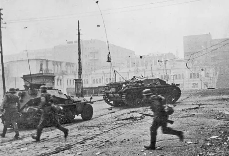 Уличный бои в Харькове 1942 г Немецкие моторизованные части на Украине - фото 94