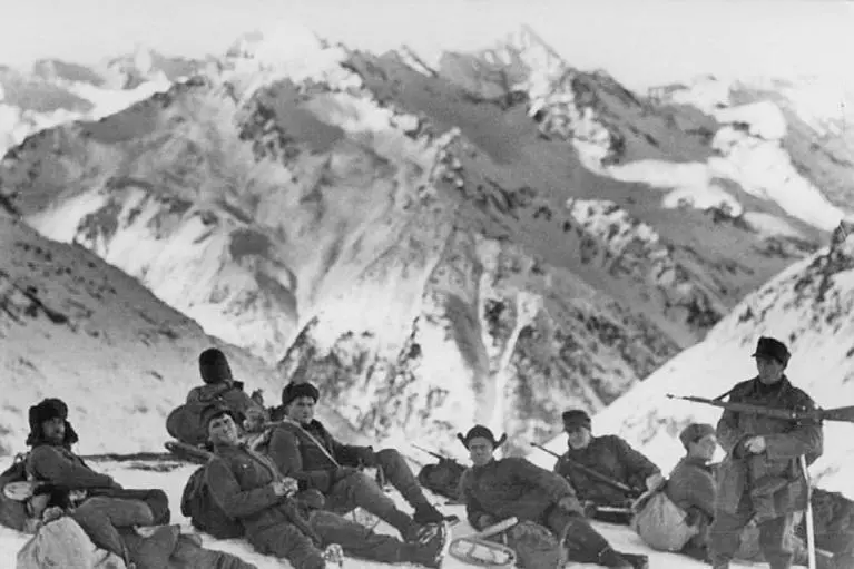 Немецкие горные стрелки на Кавказе 1942 г Бронетранспортер с - фото 101