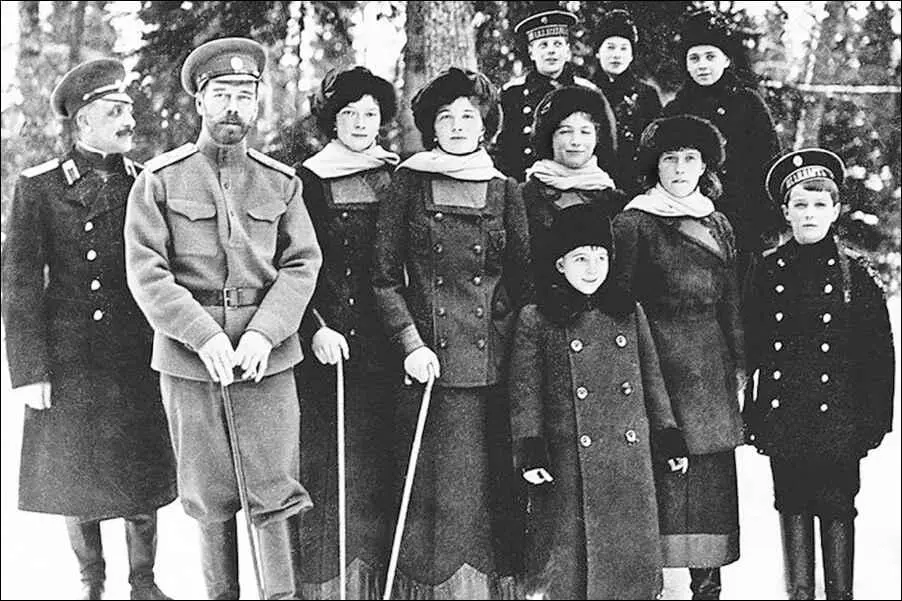 Николай II в Царском Селе вместе со своими детьми и племянниками после - фото 113