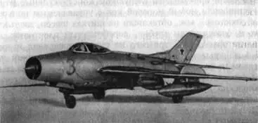 Рис 105 Истребитель СМ123 В ноябредекабре 1957 г на обоих самолетах были - фото 100