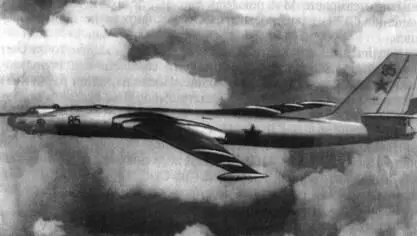 Рис 143 Бомбардировщик М4 оборудованный системой дозаправки К этому - фото 137