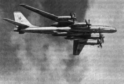 Рис 198 Самолетноситель Ту95К с ракетой Х20 При дозаправке от танкера М4 - фото 194