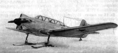 Рис 226 Самолет Як18 с двигателем М12 Рис 225 Серийный Як18 на лыжном - фото 221