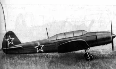 Рис 226 Самолет Як18 с двигателем М12 Рис 225 Серийный Як18 на лыжном - фото 222