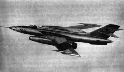 Рис 255 Самолет Як28Р В бомбоотсеке разведчика разместили пять сменных - фото 251