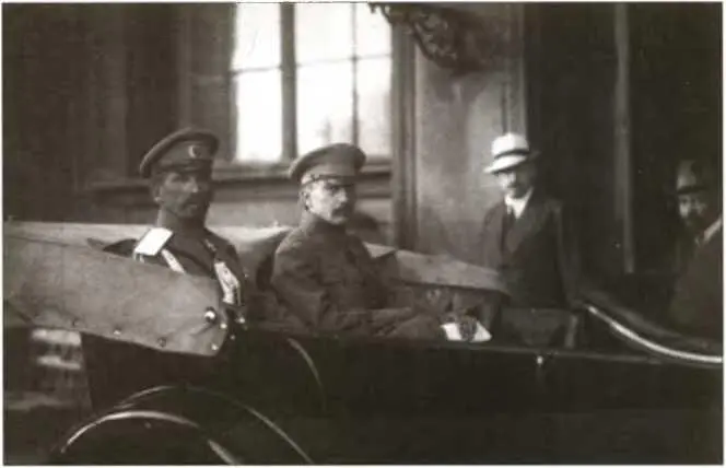 ЛГ Корнилов и БВ Савинков в автомобиле Б В Савинков в 1917 г Г В - фото 14