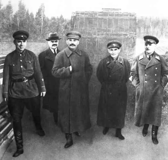 На строительстве канала МоскваВолга в 1937 году Слева направо зам - фото 77