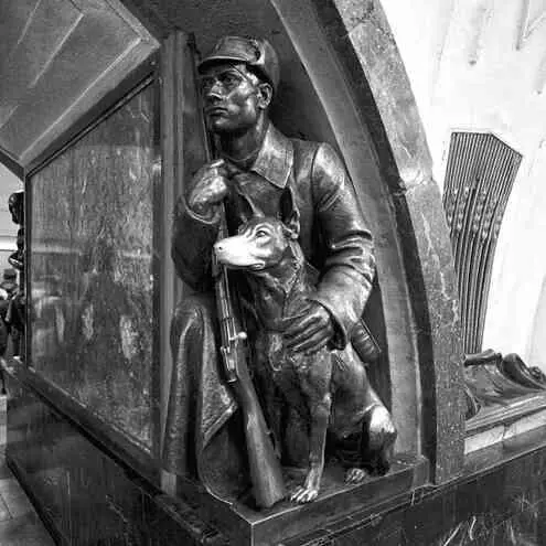 Памятник знаменитому пограничнику и его овчарке на станции метро Площадь - фото 85