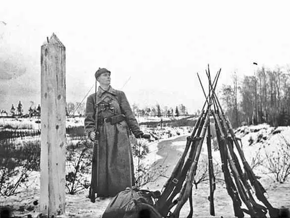 Советский пограничник на посту у заставы финнов Белоострова 1939 год - фото 89