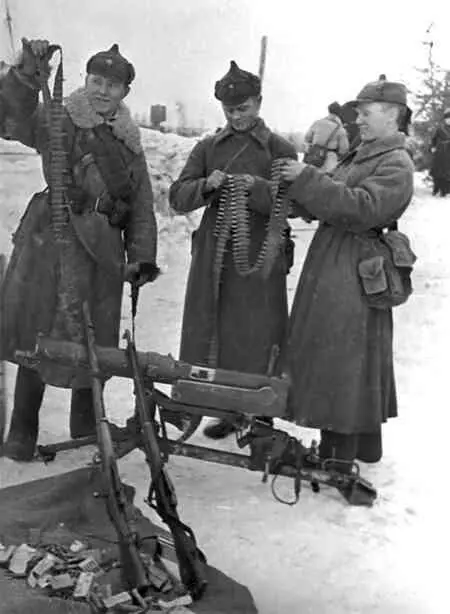Советские пограничники осматривают трофейное финское оружие 1939 год - фото 90