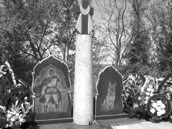 Памятник пограничникам и их сторожевым собакам отдельного батальона - фото 97