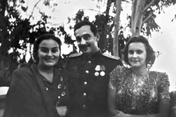 Серго Берия с матерью слева и женой справа Серго Берия с женой и дочерью - фото 113