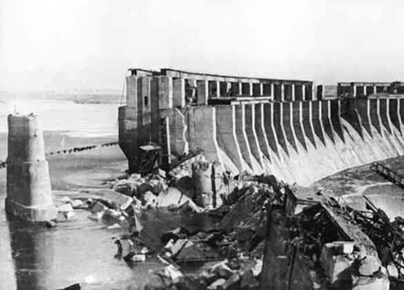 Взорванный в 1943 году отступающими немцами Днепрогэс Севастополь в 1945 году - фото 152