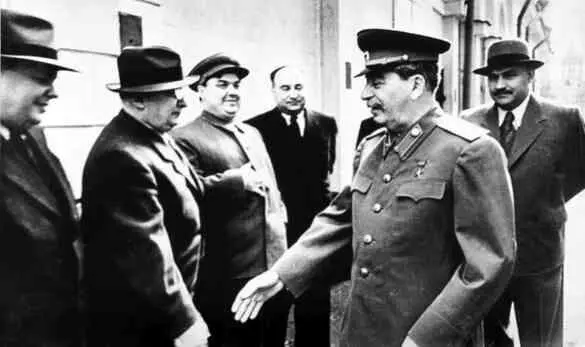 Л П Берия второй слева и И В Сталин в окружение руководителей СССР ИВ - фото 156