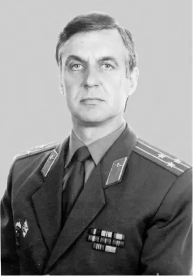 Полковник в отставке Закончил высшую Краснознаменную школу КГБ СССР имени Ф - фото 4