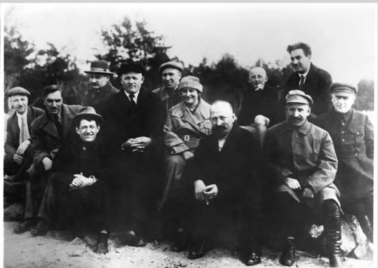 Ф Э Дзержинский с группой чекистов и работников ВСНХ Ленинград 16 июня 1926 - фото 17