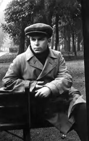 Виктор Лягин в Летнем саду 1930 Советская промышленность в годы первой - фото 26