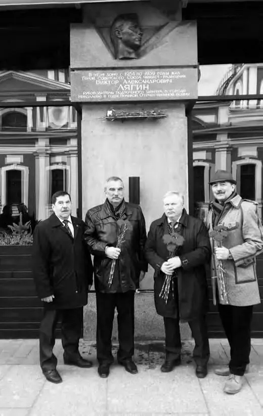 Возложение цветов к мемориальной доске С В Карпекин А В Есипов П М - фото 33