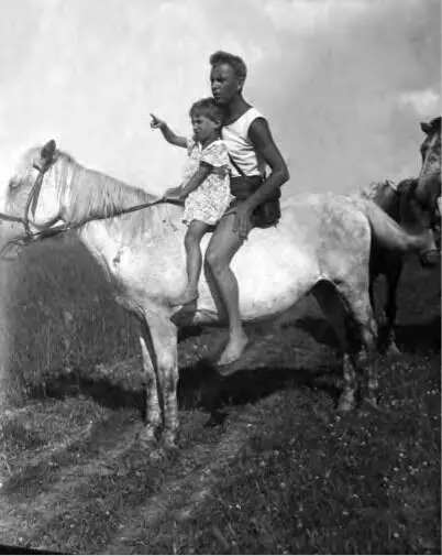 Лягин с дочерью Татьяной 1937 г Ольга Афонина с В А Лягиным 1934 г - фото 41
