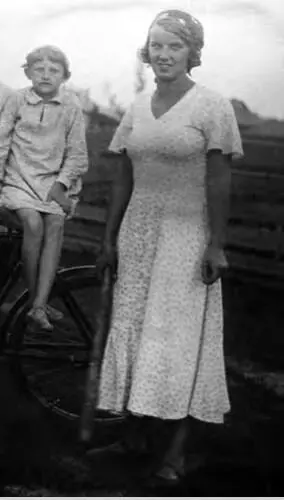Ольга Афонина с племянницей 1930 г Сестра В А Лягина Анна - фото 43