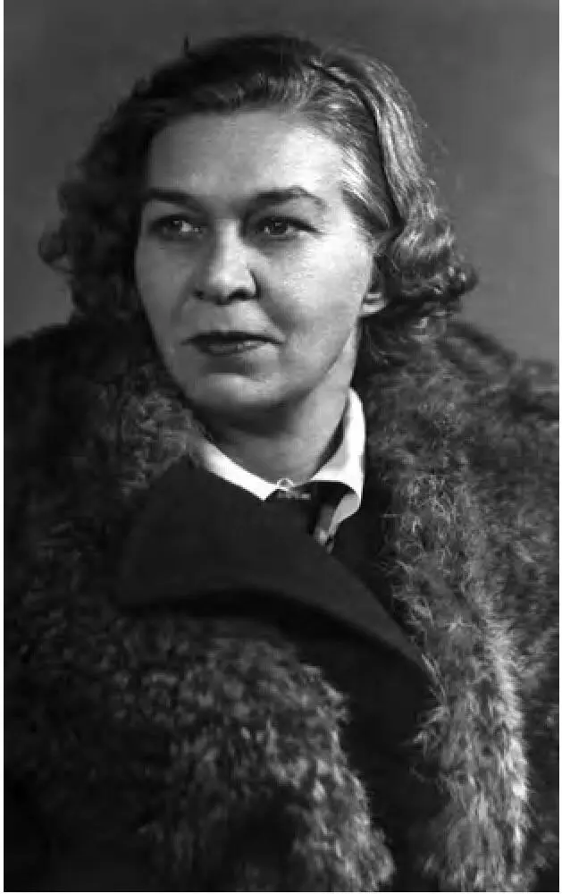 Сестра В А Лягина Анна Александровна 1940 г С группой сотрудников НКВД - фото 44