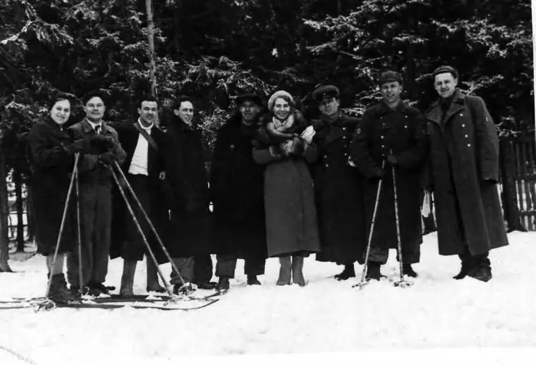 С группой сотрудников НКВД второй справа А Лягин Февраль 1939 г Магда - фото 45
