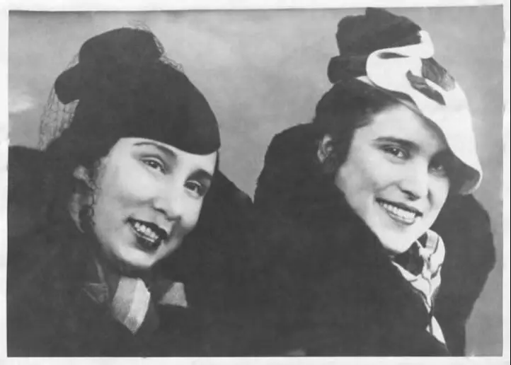Магда Дуккарт справа ее подруга Кира Годзевич слева Ленинград 1940 г - фото 46
