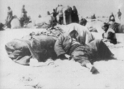 Лагерь беженцев в пустыне И это только начало изгнания Одежда уже обветшала - фото 37