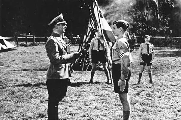 Кадр из фильма Выше голову Иоганнес В 1941 году на экраны вышел фильм - фото 43