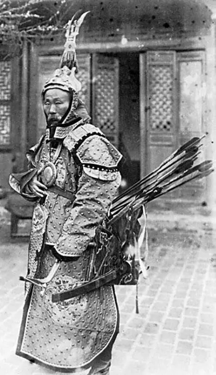 Маньчжурский генерал восьмизнамённой гвардии в парадных доспехах Фотография - фото 7