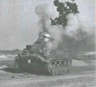 Горящий немецкий танк 1941 год Ошеломлённые немцы заметались по берегу реки - фото 43
