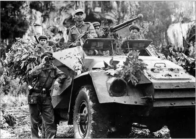 БТР40 в Лаосе 1970 год Обращает на себя внимание вооружение БТРа нештатным - фото 21