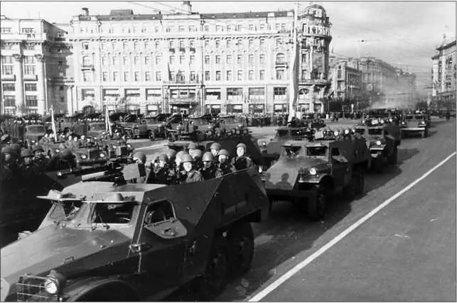Бронетранспортеры БТР152 на Манежной площади перед парадом Москва 7 ноября - фото 37