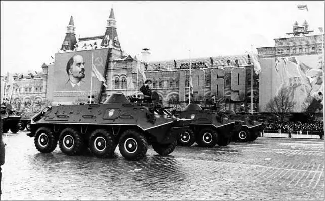 В парадном строю бронетранспортеры БТР60ПБ Москва 7 ноября 1969 года - фото 60
