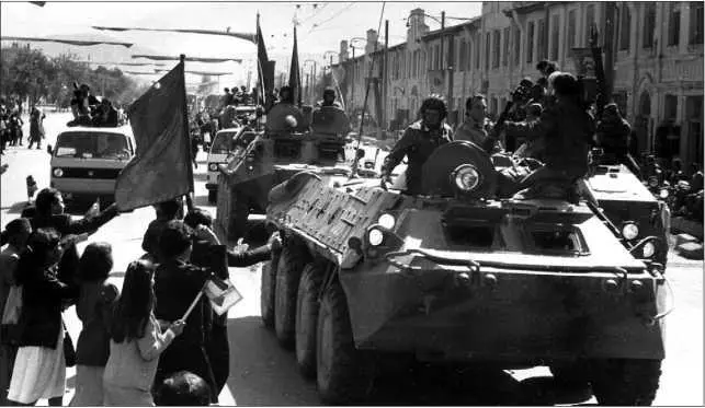 БТР70 позднего выпуска на улице Кабула 19 октября 1986 года На бортах машины - фото 84