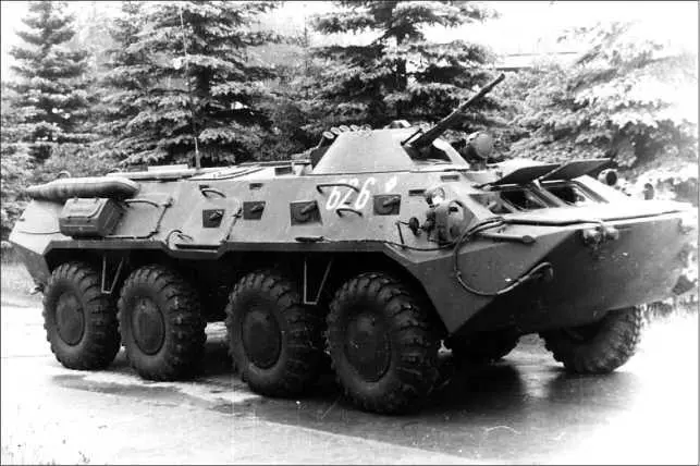 На этой машине установлены типичные для БТР80 волноотражетельный щиток и - фото 91