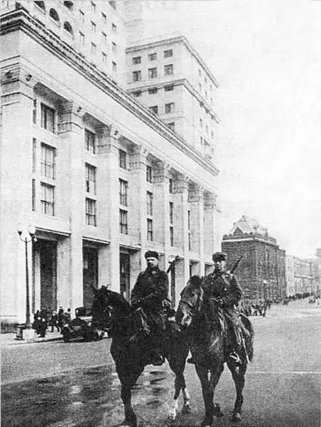 Москва Конный патруль Ноябрь 1941 года К святому Георгию обращались с - фото 92