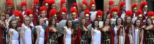 Все дружно вскидывают руки и хором выкрикивают приветствие почтившему выпуск - фото 132