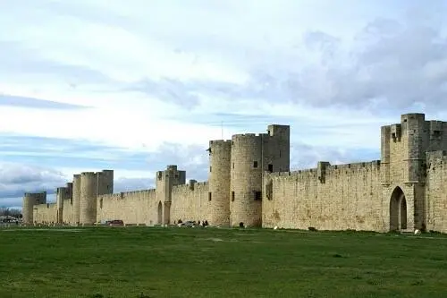 2 Крепостные стены ЭгМорта Место выхода короля к Средиземному морю и место - фото 2