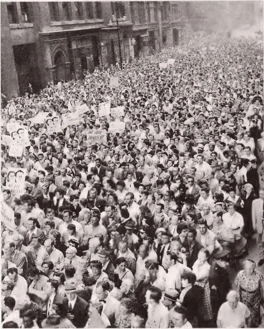 Накануне казни 19 июня 1953 года сочувствующие Розенбергам заполнили Западную - фото 16