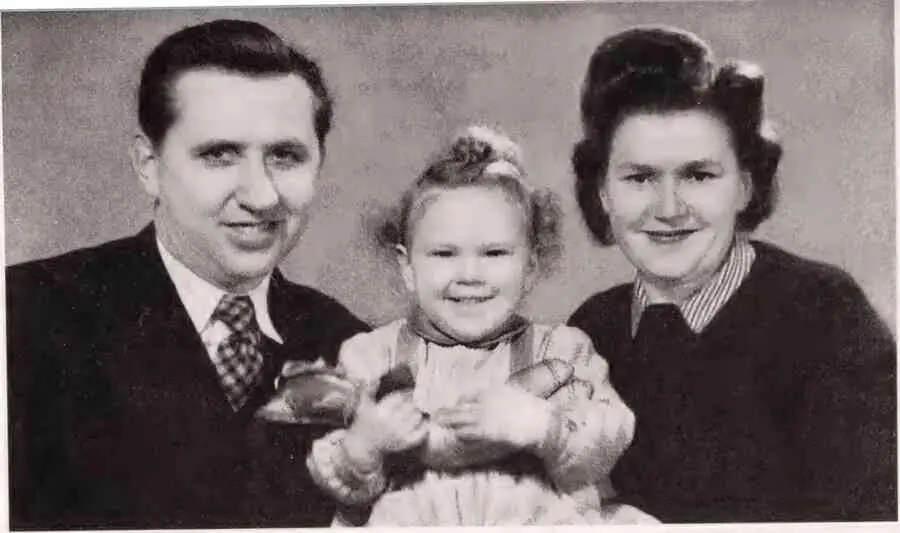 С семьей в Лондоне31 декабря 1947 года Часть президиума торжественного - фото 27